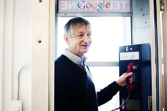 2014年加入谷歌的人工智能專家杰弗里·辛頓。上世紀(jì)80年代，他和哈佛大學(xué)神經(jīng)生物學(xué)博士特里·謝伊諾斯基一同證明了明斯基的預(yù)言是錯誤的。