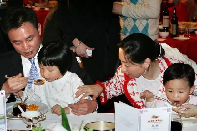 杜鵑一直站在黃光裕的羽翼背后，相夫教子，風(fēng)格非常低調(diào)。