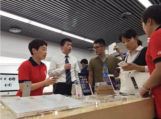 杜鵑身著一身導(dǎo)購員的紅色統(tǒng)一服裝，意外現(xiàn)身北京國美馬甸店，化身導(dǎo)購員的身份在門店服務(wù)。