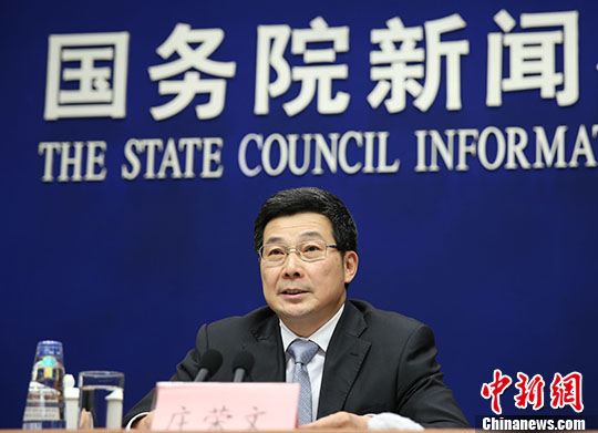 國家互聯(lián)網(wǎng)信息辦公室副主任莊榮文在介紹相關(guān)情況。